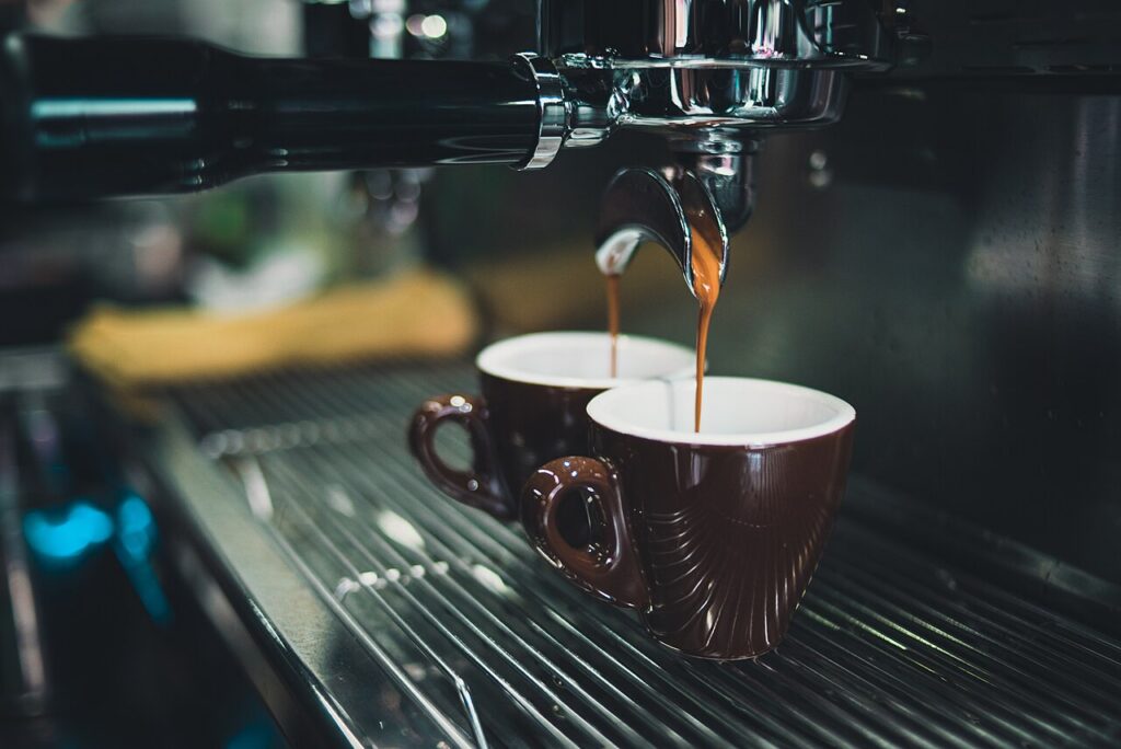Një kafe në Milano, një pyetje për pagat në Kosovë